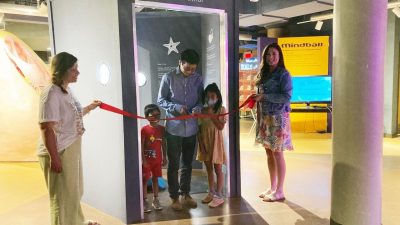 Ling Li opens starfish exhibit at the Science Museum of Western Virginia
